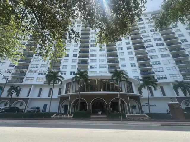 2-bedroom condo for sale in Miami Beach - 6039 Collins Ave 1517 - MondialRealty