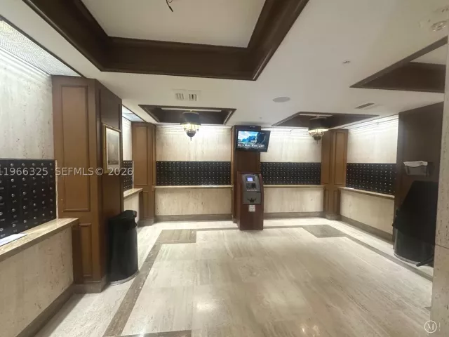 2-bedroom condo for sale in Miami Beach - 6039 Collins Ave 1517 - MondialRealty