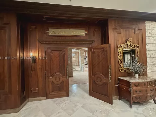 2-bedroom condo for sale in Miami Beach - 6039 Collins Ave 1517 - MondialRealty