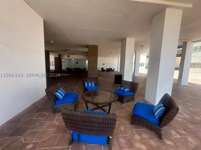 2-bedroom condo for sale in Miami Beach - 6039 Collins Ave 1517 - MondialRealty
