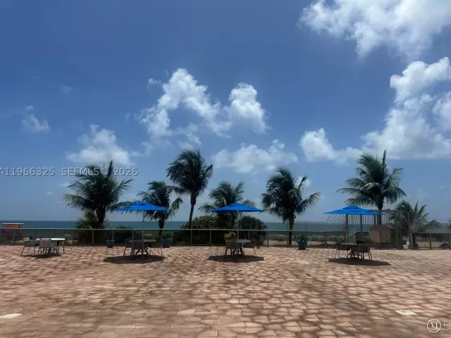 2-bedroom condo for sale in Miami Beach - 6039 Collins Ave 1517 - MondialRealty