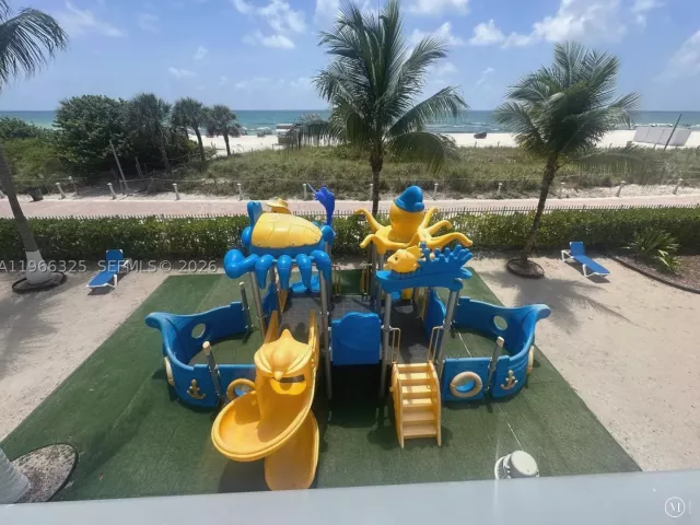 2-bedroom condo for sale in Miami Beach - 6039 Collins Ave 1517 - MondialRealty