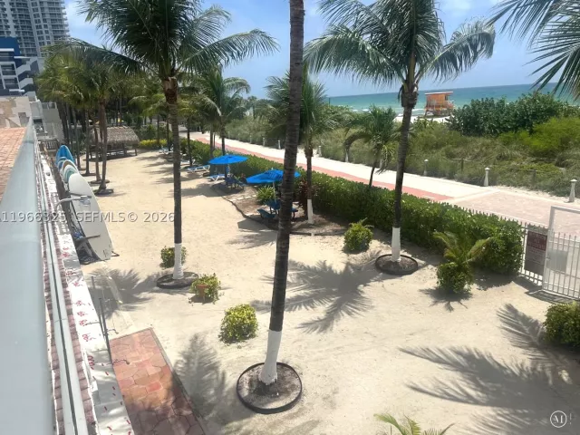 2-bedroom condo for sale in Miami Beach - 6039 Collins Ave 1517 - MondialRealty