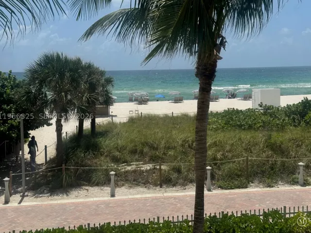 2-bedroom condo for sale in Miami Beach - 6039 Collins Ave 1517 - MondialRealty