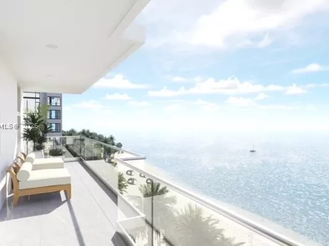 2-bedroom condo for sale in Miami Beach - 6039 Collins Ave 1517 - MondialRealty
