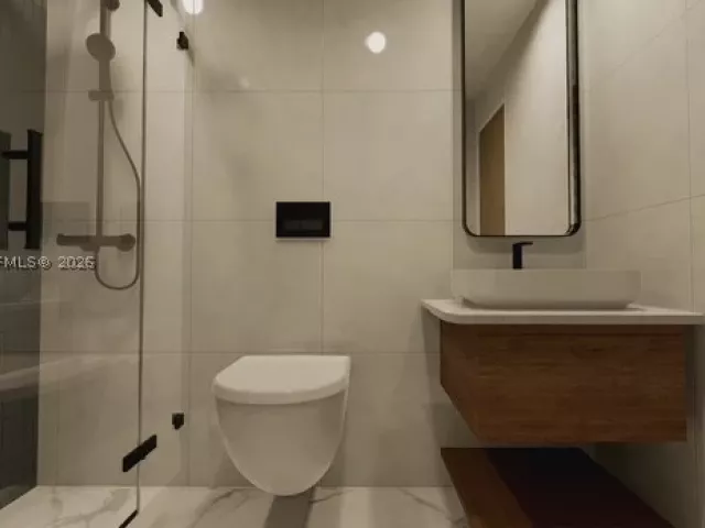 2-bedroom condo for sale in Miami Beach - 6039 Collins Ave 1517 - MondialRealty