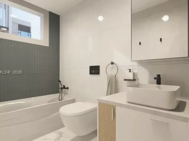 2-bedroom condo for sale in Miami Beach - 6039 Collins Ave 1517 - MondialRealty