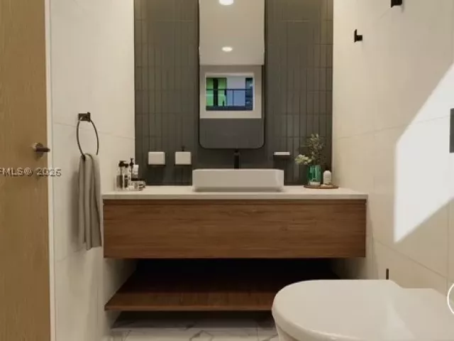 2-bedroom condo for sale in Miami Beach - 6039 Collins Ave 1517 - MondialRealty