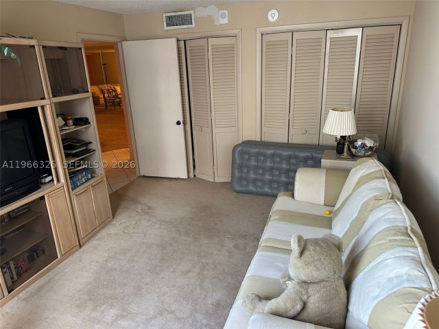 2-bedroom condo for sale in Miami Beach - 6039 Collins Ave 1517 - MondialRealty