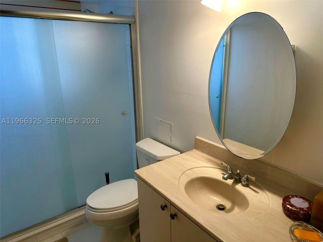 2-bedroom condo for sale in Miami Beach - 6039 Collins Ave 1517 - MondialRealty