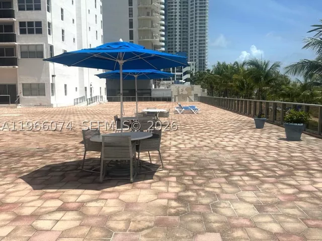 2-bedroom condo for sale in Miami Beach - 6039 Collins Ave 1625 - MondialRealty