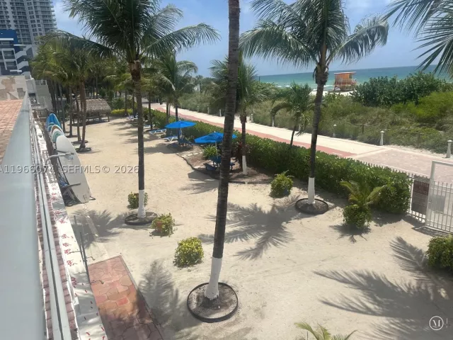 2-bedroom condo for sale in Miami Beach - 6039 Collins Ave 1625 - MondialRealty