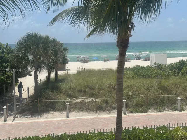 2-bedroom condo for sale in Miami Beach - 6039 Collins Ave 1625 - MondialRealty