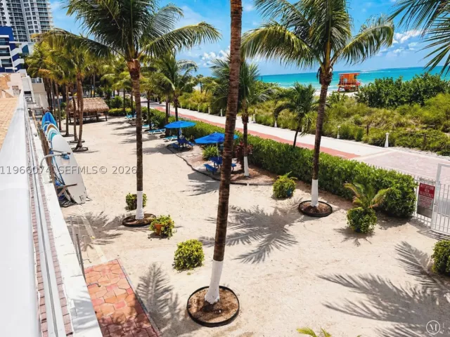2-bedroom condo for sale in Miami Beach - 6039 Collins Ave 1625 - MondialRealty