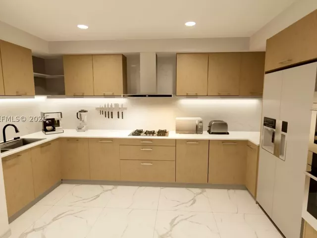 2-bedroom condo for sale in Miami Beach - 6039 Collins Ave 1625 - MondialRealty