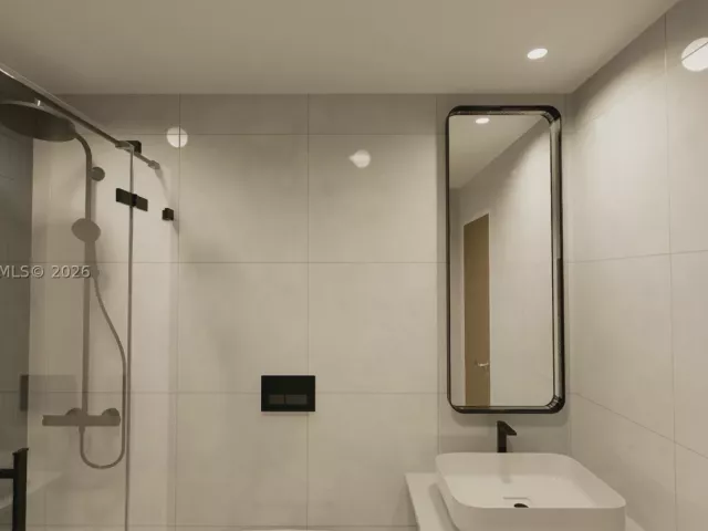 2-bedroom condo for sale in Miami Beach - 6039 Collins Ave 1625 - MondialRealty