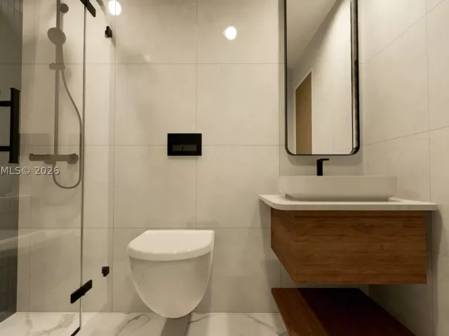 2-bedroom condo for sale in Miami Beach - 6039 Collins Ave 1625 - MondialRealty
