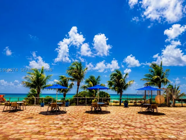 2-bedroom condo for sale in Miami Beach - 6039 Collins Ave 1625 - MondialRealty