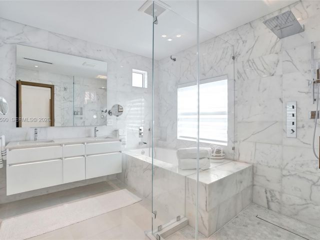 Home for rent at 20824 NE 37th Ave 20824 - photo 7476447