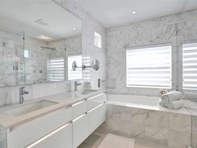 Home for rent at 20824 NE 37th Ave 20824 - photo 7476449