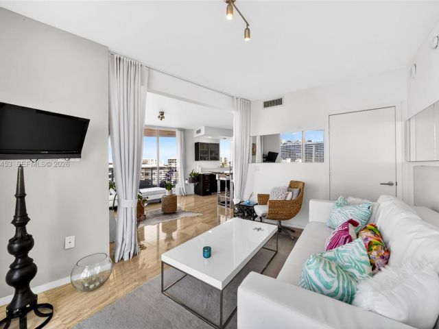 Apartment for rent  Unit #1001 - photo 7438575