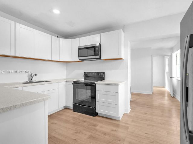 4-bedroom home for rent in Fort Lauderdale - 841 NW 15th Ter 0 - MondialRealty