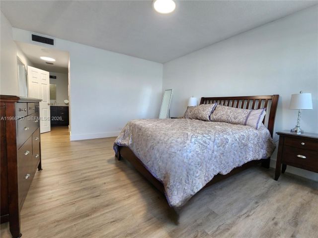 Apartment for rent  Unit #1020 - photo 7500907