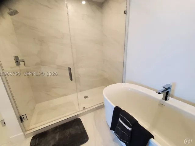 2-bedroom condo for rent in Sunny Isles Beach - 17550 Collins Ave 1403 - MondialRealty