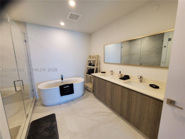 2-bedroom condo for rent in Sunny Isles Beach - 17550 Collins Ave 1403 - MondialRealty