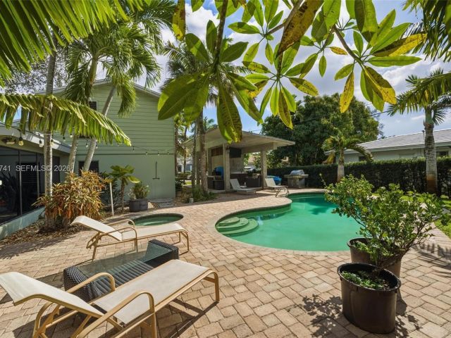 Home for sale at 1400 SW 12th Ct - photo 7531601