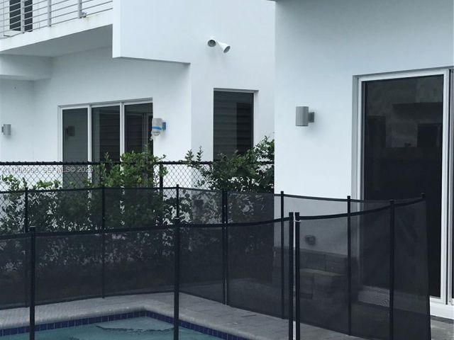 Home for rent at 10055 NW 75th St - photo 7440131