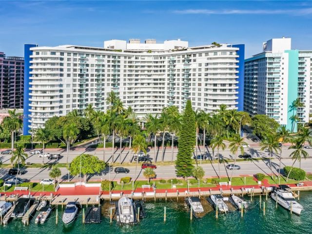 2-bedroom condo for sale in Miami Beach - 5161 Collins Ave 208 - MondialRealty