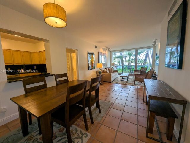 2-bedroom condo for sale in Miami Beach - 5161 Collins Ave 208 - MondialRealty