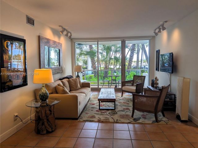2-bedroom condo for sale in Miami Beach - 5161 Collins Ave 208 - MondialRealty