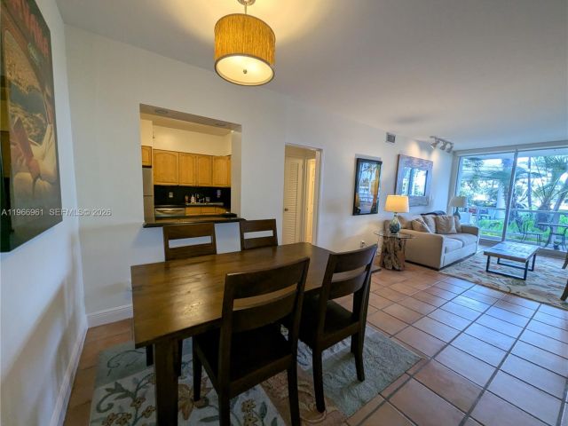 2-bedroom condo for sale in Miami Beach - 5161 Collins Ave 208 - MondialRealty