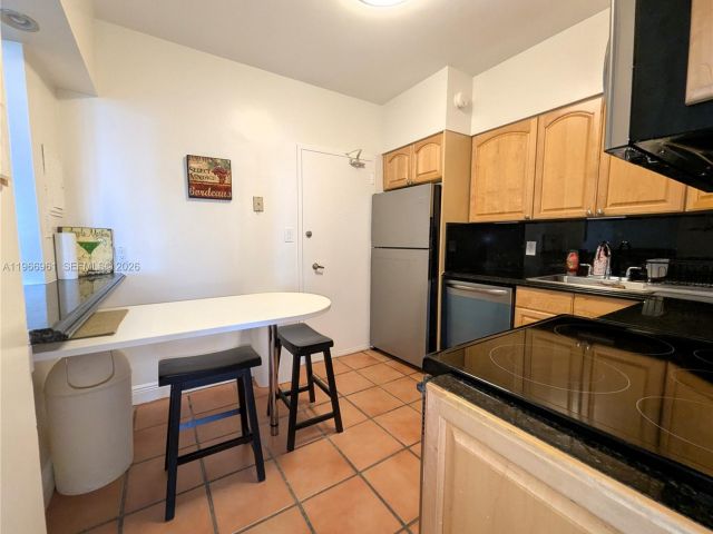 2-bedroom condo for sale in Miami Beach - 5161 Collins Ave 208 - MondialRealty