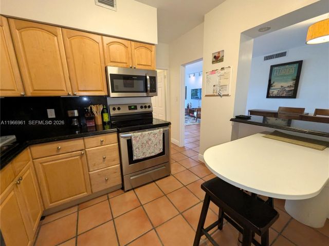 2-bedroom condo for sale in Miami Beach - 5161 Collins Ave 208 - MondialRealty