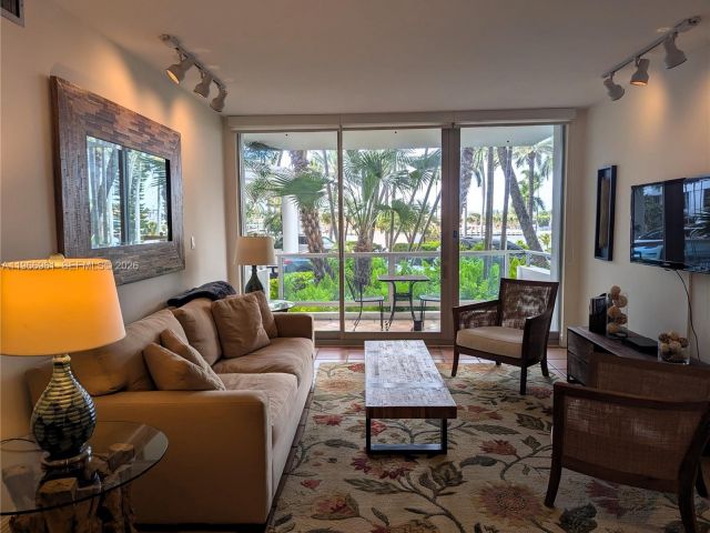 2-bedroom condo for sale in Miami Beach - 5161 Collins Ave 208 - MondialRealty