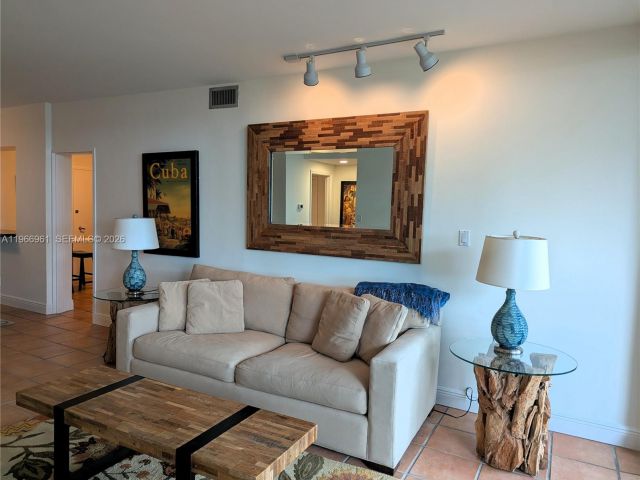 2-bedroom condo for sale in Miami Beach - 5161 Collins Ave 208 - MondialRealty