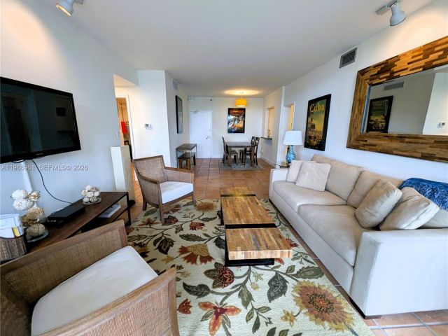 2-bedroom condo for sale in Miami Beach - 5161 Collins Ave 208 - MondialRealty