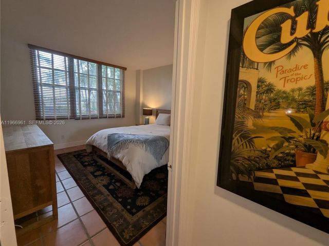 2-bedroom condo for sale in Miami Beach - 5161 Collins Ave 208 - MondialRealty