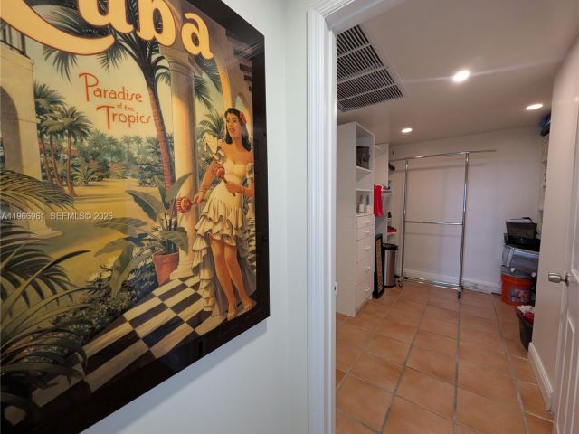 2-bedroom condo for sale in Miami Beach - 5161 Collins Ave 208 - MondialRealty