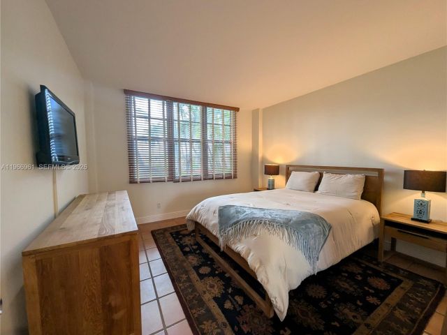 2-bedroom condo for sale in Miami Beach - 5161 Collins Ave 208 - MondialRealty