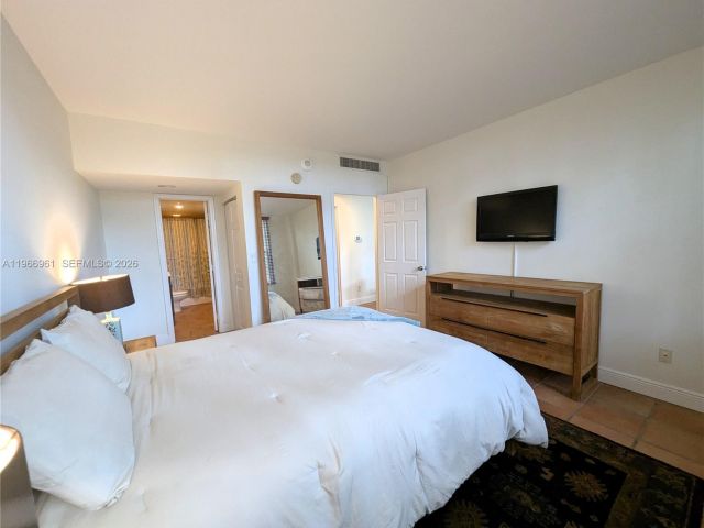 2-bedroom condo for sale in Miami Beach - 5161 Collins Ave 208 - MondialRealty