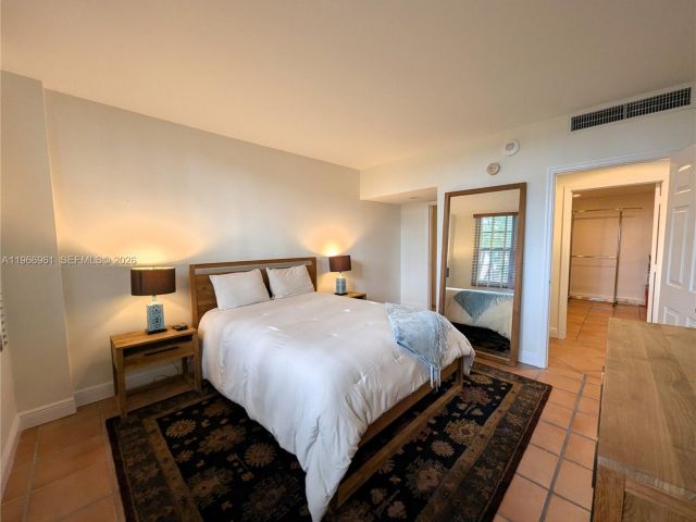 2-bedroom condo for sale in Miami Beach - 5161 Collins Ave 208 - MondialRealty