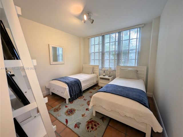 2-bedroom condo for sale in Miami Beach - 5161 Collins Ave 208 - MondialRealty