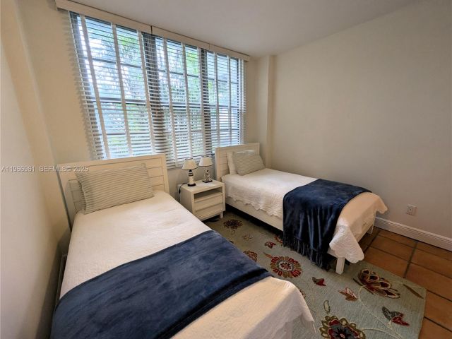 2-bedroom condo for sale in Miami Beach - 5161 Collins Ave 208 - MondialRealty