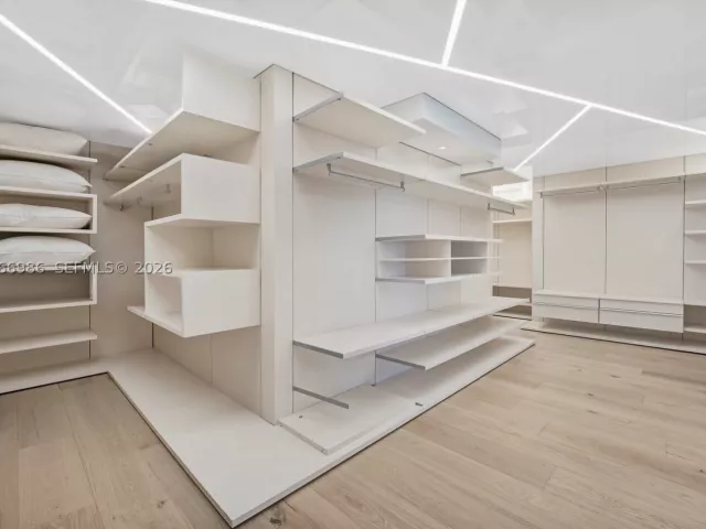 6-bedroom condo for sale in Sunny Isles Beach - 17121 Collins Ave 4803 - MondialRealty