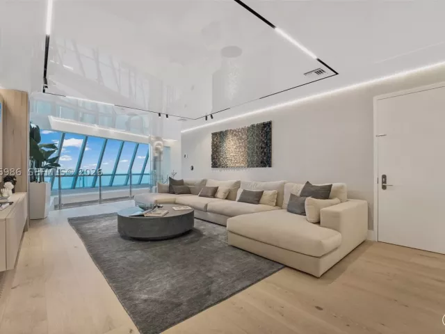 6-bedroom condo for sale in Sunny Isles Beach - 17121 Collins Ave 4803 - MondialRealty