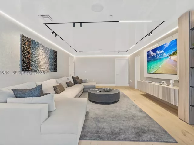 6-bedroom condo for sale in Sunny Isles Beach - 17121 Collins Ave 4803 - MondialRealty